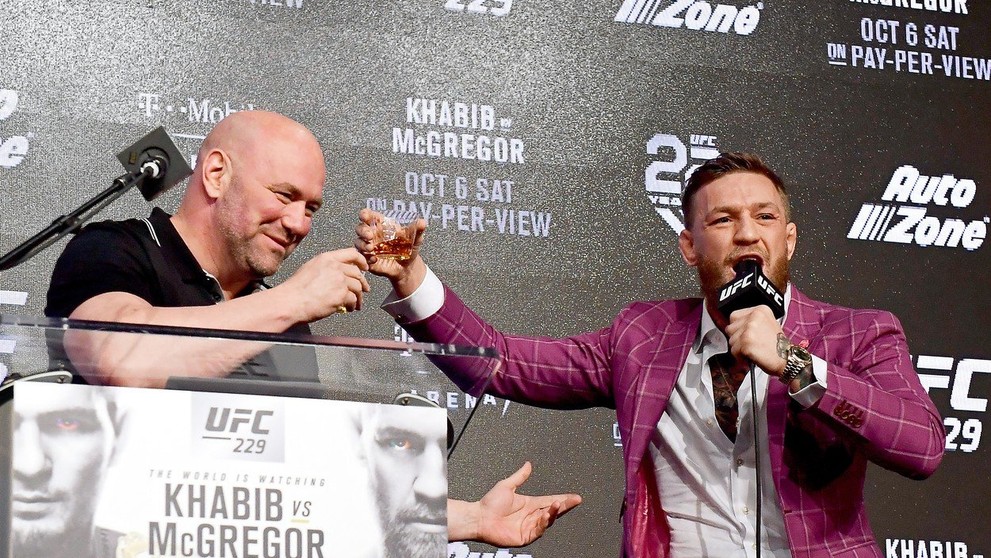 Khabib s Conorem na tiskovce