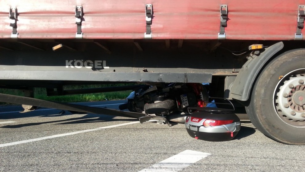 Motorkář narazil do otáčejícího se polského kamionu - 3