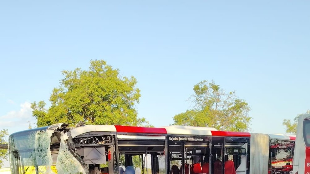 Nabouraný autobus