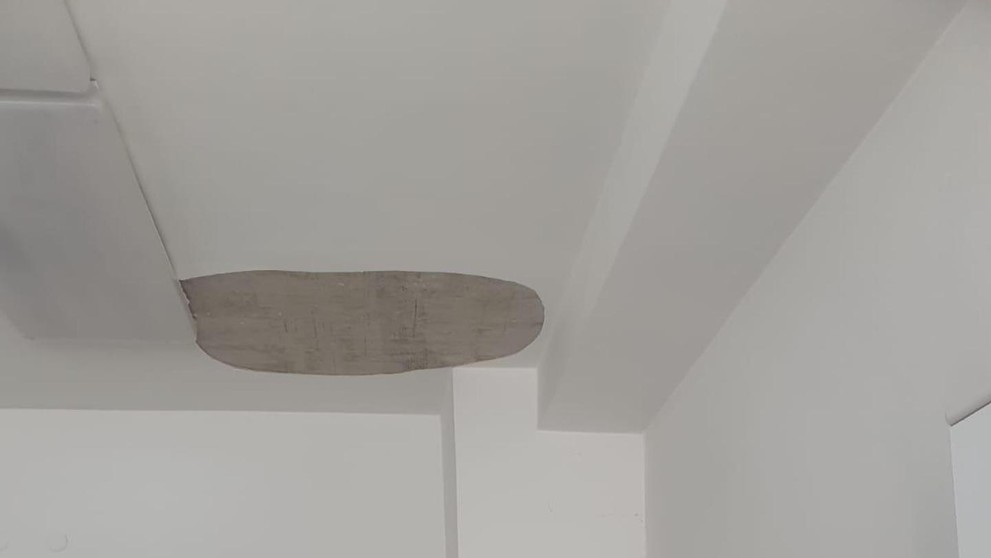 Na poliklinice spadl ze stropu velký kus omítky (1)