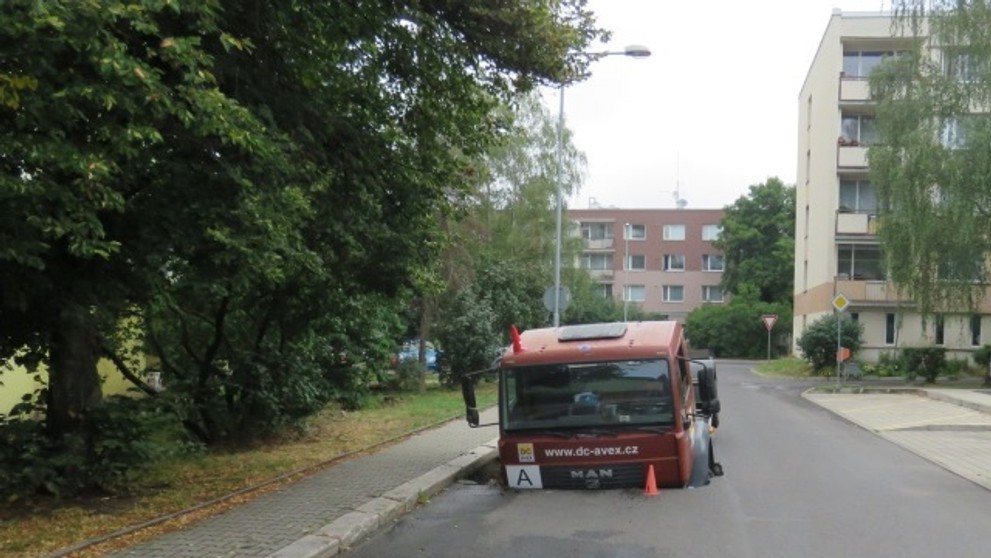 Propadlá silnice v Děčíně - 2