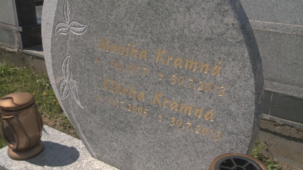 Dva hroby Klárky a Moniky Kramných - 10