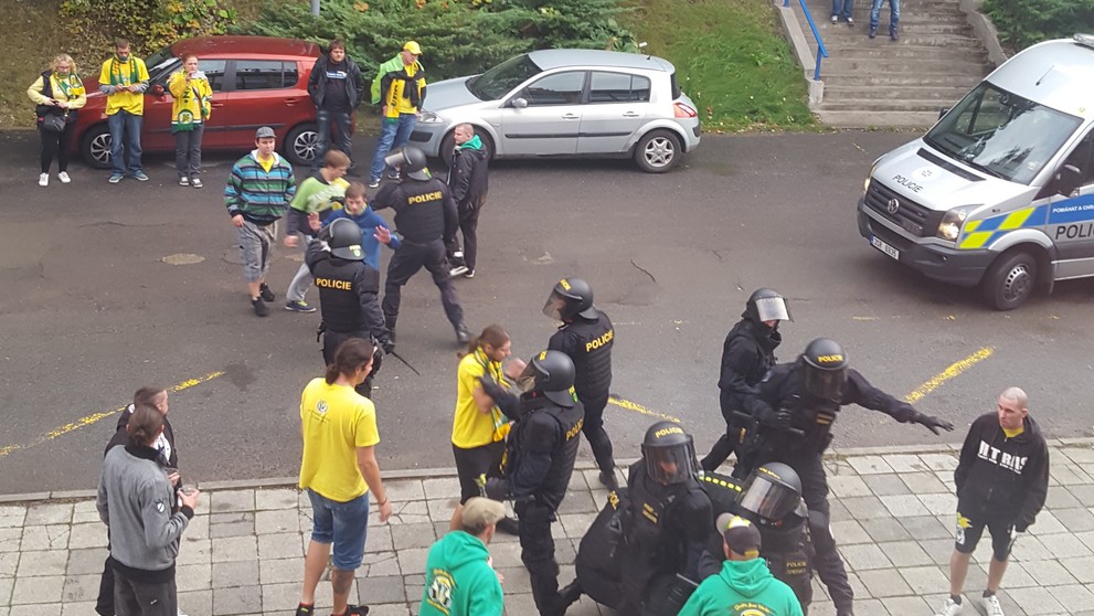 Zatýkání fanoušků Vsetína na Kladně s Jaromírem Jágrem - 1