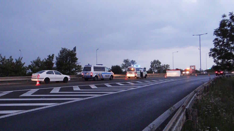 Náraz odhodil ženu do protisměru, hasiči místo s ostatky ohradili plachtou