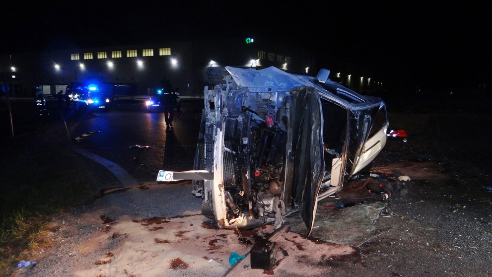 Auto přelétlo desítky metrů přes kruhový objezd a po dopadu začalo hořet