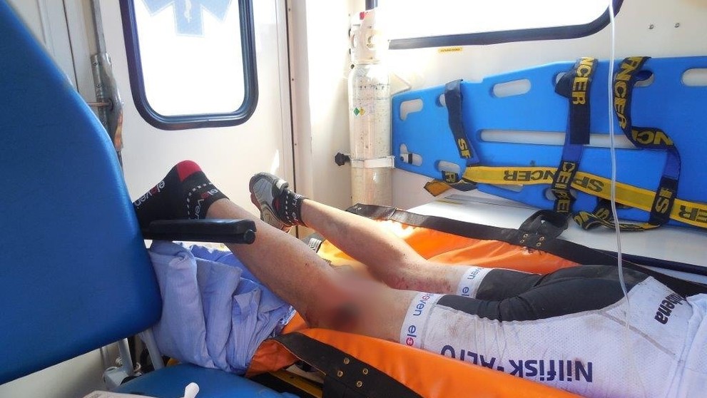 Cyklista si probodl nohu vlastními řídítky