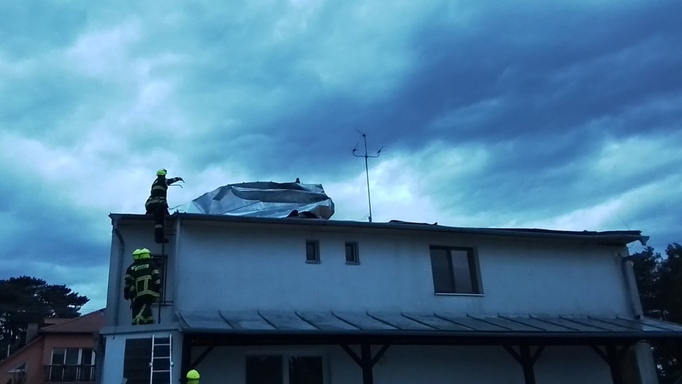 Odstraňování následků bouřky (2)