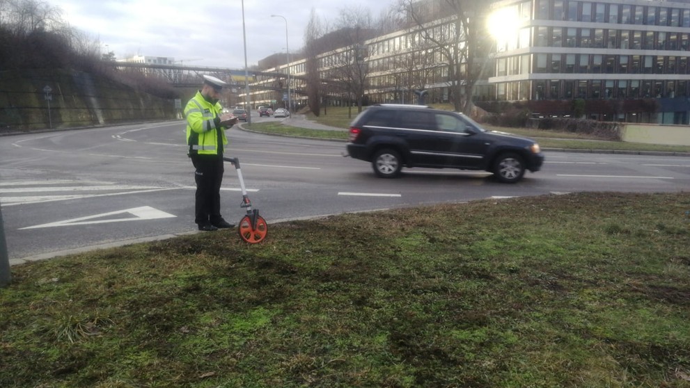 Policejní auto v Praze vyletělo ze silnice (2)