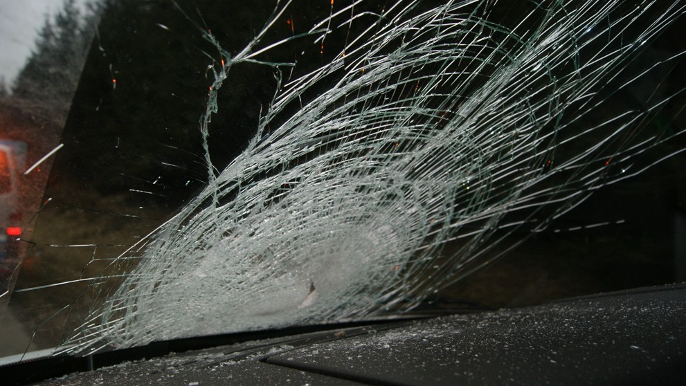 Na auto jedoucí po D1 někdo hodil kámen - 3