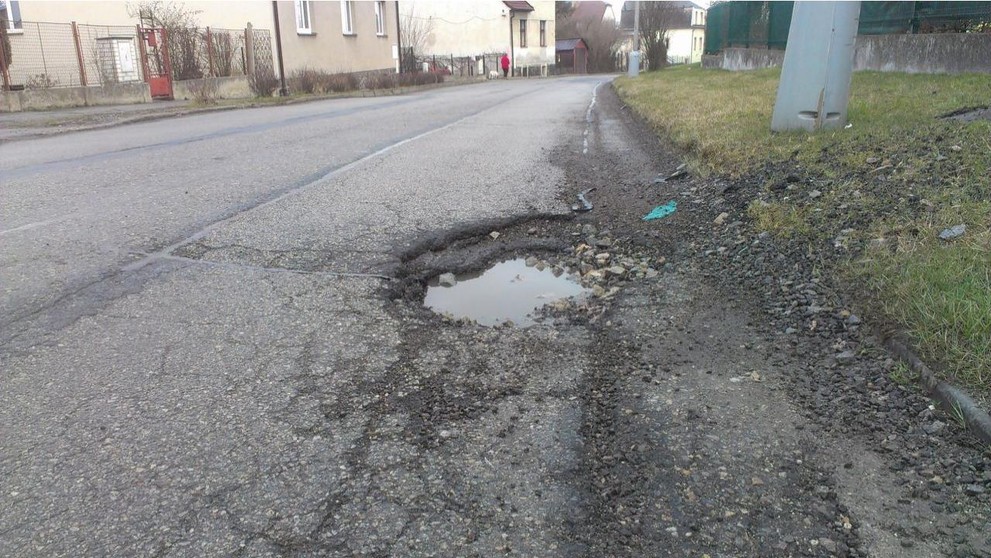 Výmoly na silnici - 2