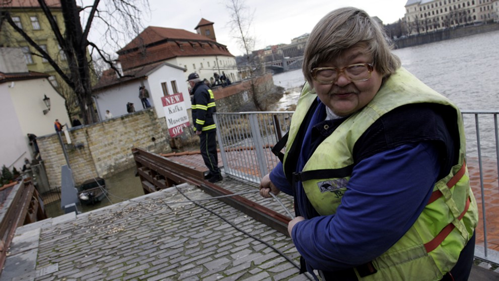 Zavírání protipovdňových vrat na Čertovce.