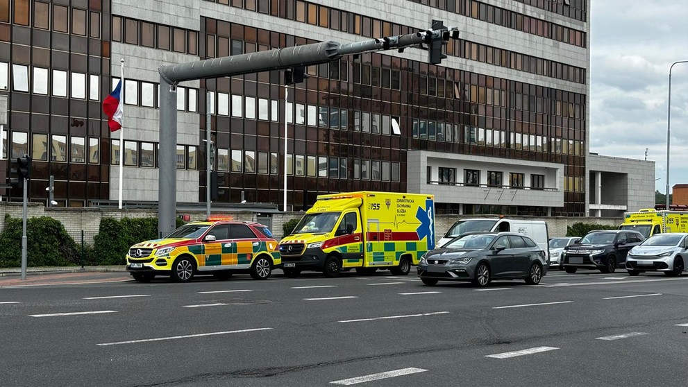 Zásah hasičů, záchranářů a policie v budově BIS v Praze