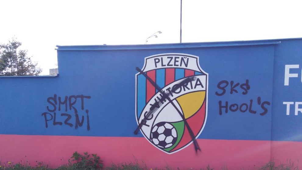 Řádění fanoušků Slavie v Plzni