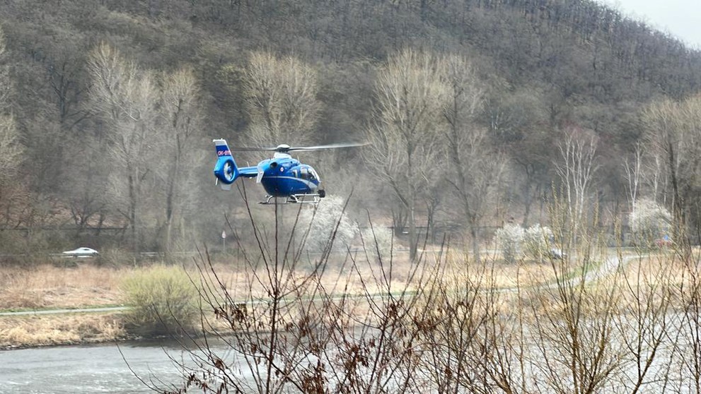 Policie při pátrání po útočníkovi z odborného učiliště v Michli (2)