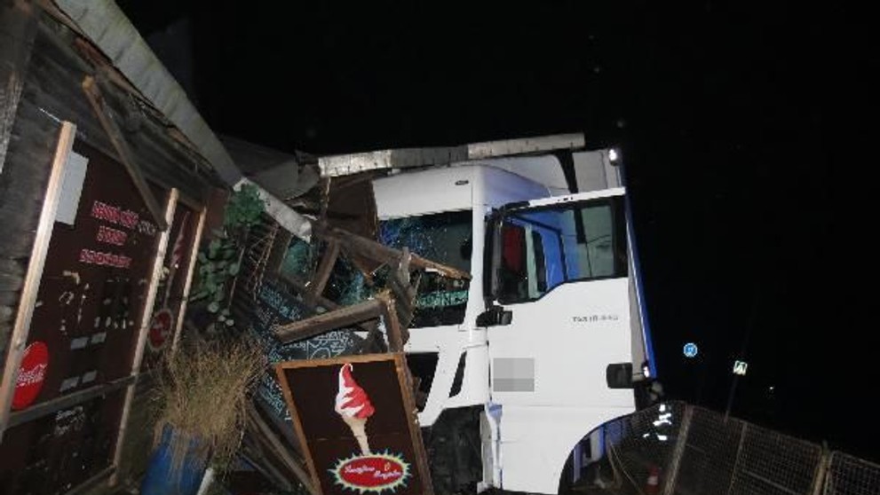 Kamion vrazil do stánku s občerstvením - 2