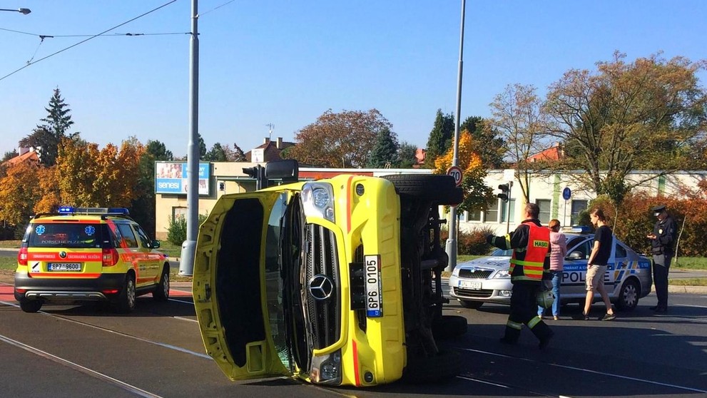 Kvůli uzavírce kolabuje doprava v Plzni. Bourala i sanitka!