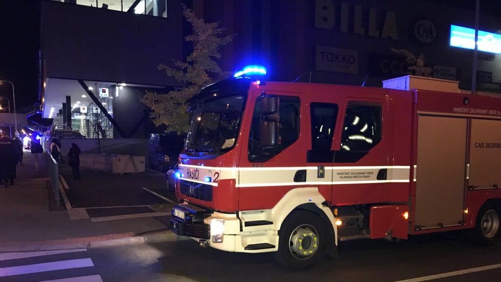 Pražskému nákupnímu centru Krakov hořela střech - 3