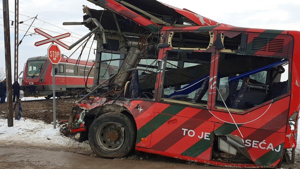 Pět mrtvých při srážce vlaku a autobusu v Srbsku