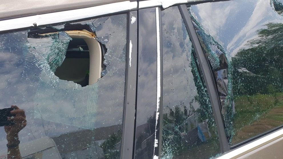 Kroupy zničily české rodině v Itálii auto