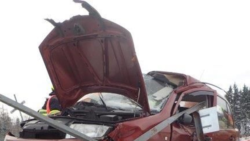 Vlak smetl na přejezdu na Karlovarsku auto - 18