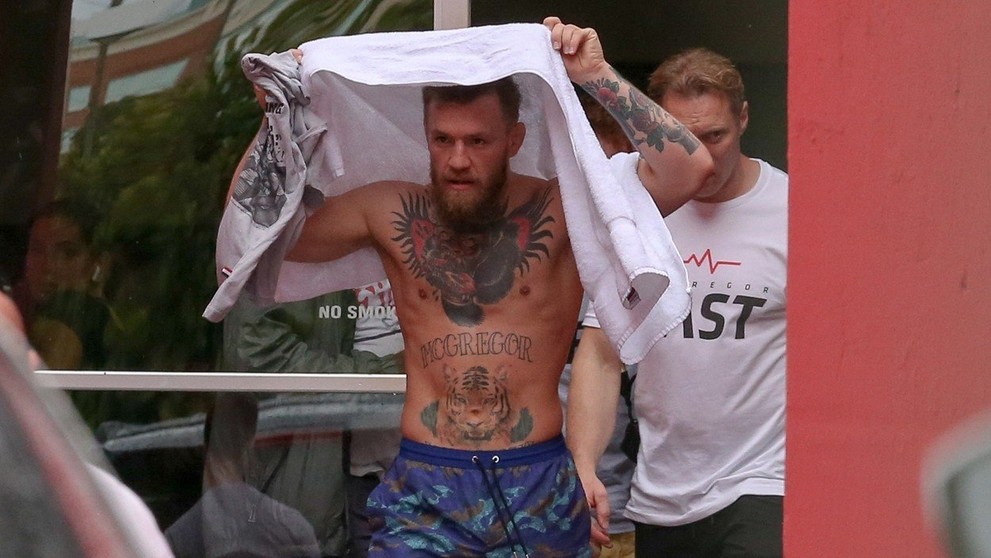 Conor McGregor vychází z tělocvičny v Miami