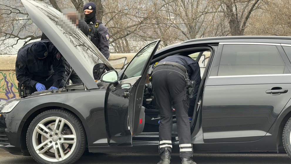 Policejní zásah na pražském Libeňském mostě (7)