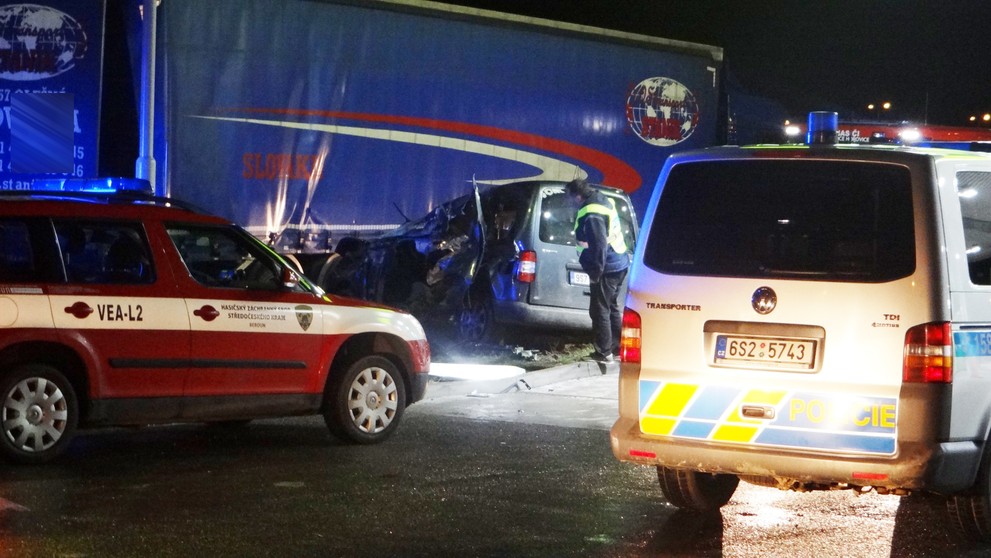 Dva ze čtyř cestujících ve zdemolovaném autě zahynuli