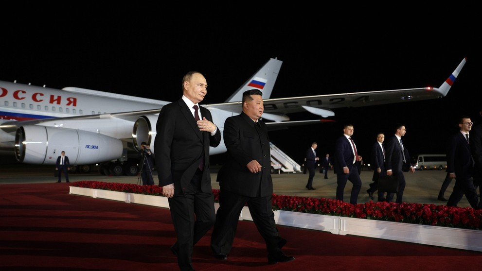 Vladimir Putin přicestoval do KLDR, na letišti je vítal Kim Čong-Un