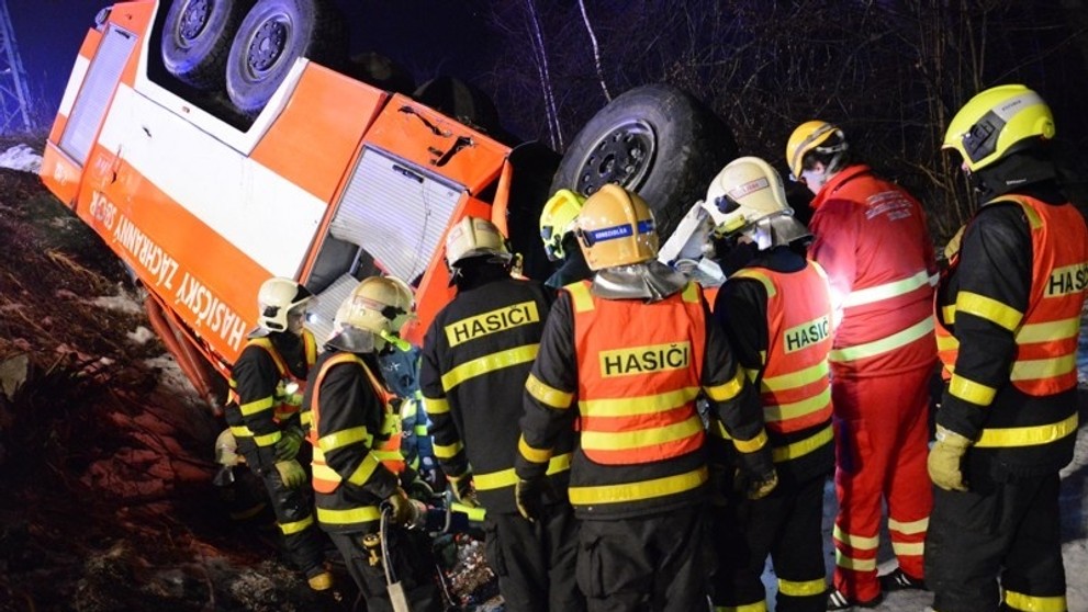 Při převrácení cisterny u Karviné zahynul dobrovolný hasič - 2