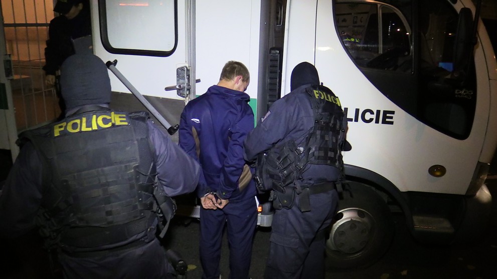 Na nepovolený sraz „tuningářů“ v Praze si došlápla policie - 13