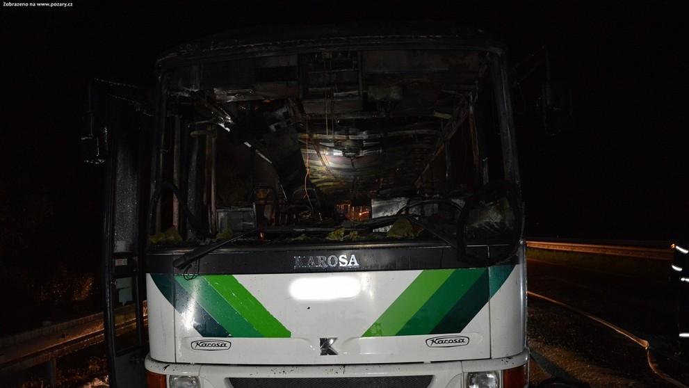 Autobus začal na dálnici D10 hořet - 3