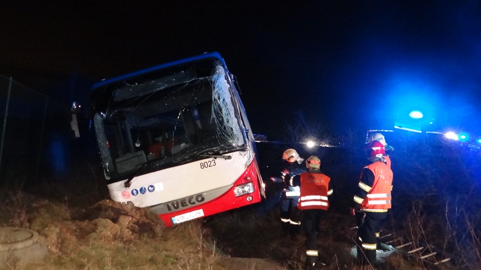 Po srážce sjel jeden z autobusů do příkopu