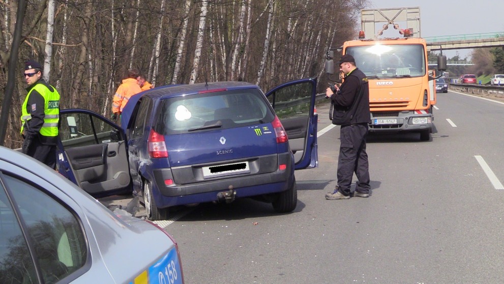 Řidič nechal auto uprostřed dálnice - 3