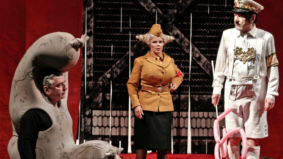Zleva Miroslav Donutil, Hana Igonda Ševčíková, Rudolf Stärz v činohře Být či nebýt, 2011