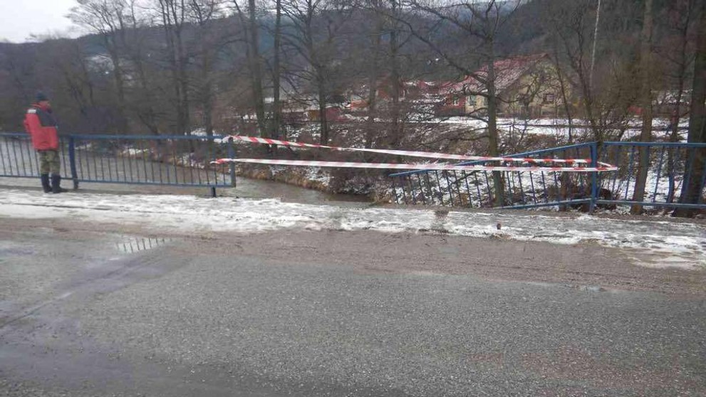 Auto při nehodě na Slovensku spadlo z mostu do řeky - 4