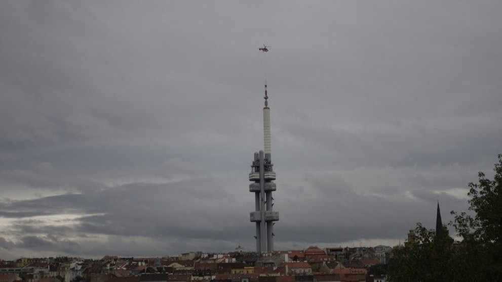 Vrtulník nad žižkovským vysílačem