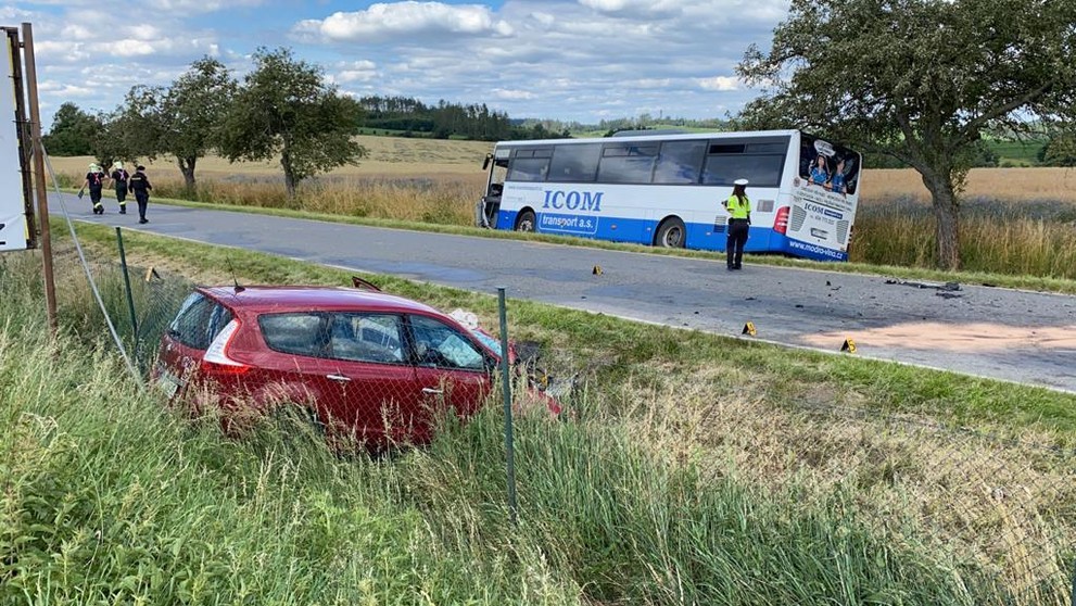 Srážka autobusu s osobákem u Divišova - 3