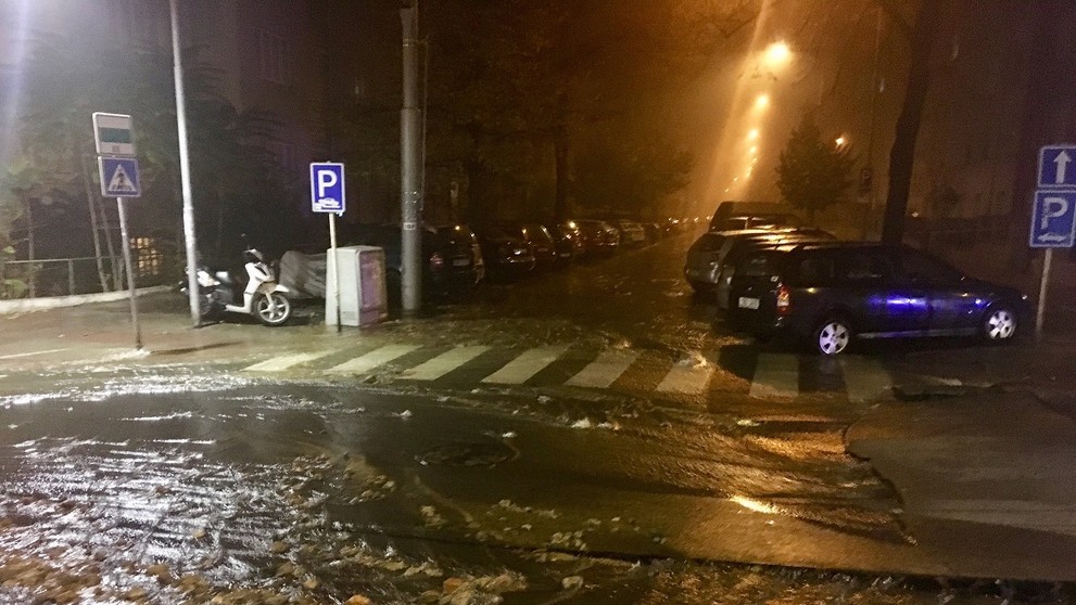 V Brně prasklo potrubí, voda zalila ulici - 13