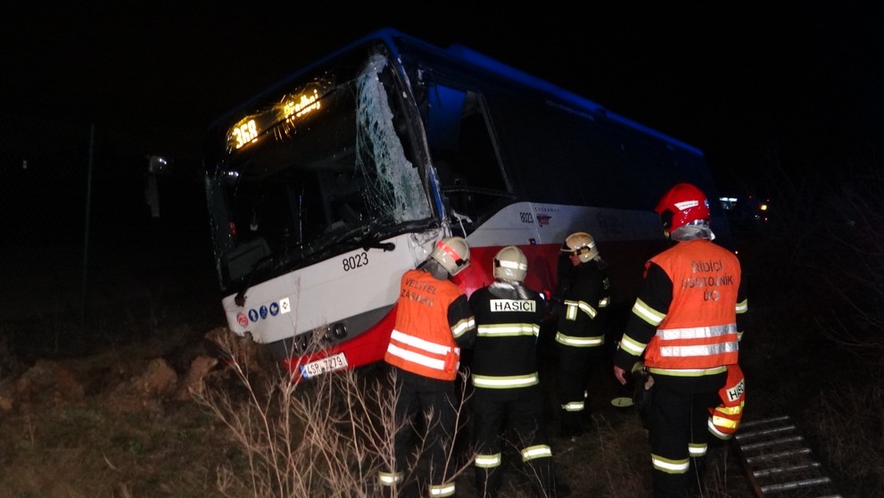 Po srážce sjel jeden z autobusů do příkopu