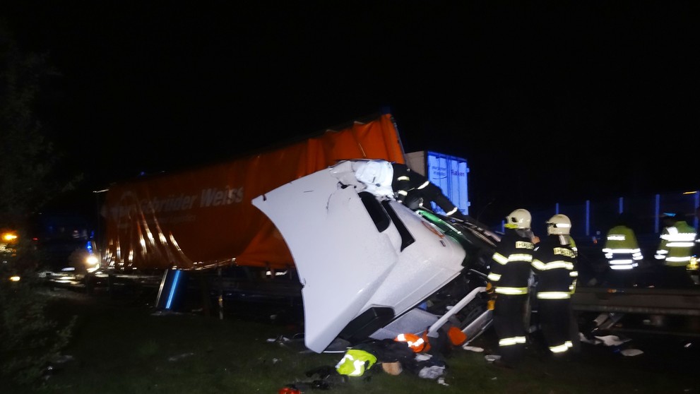 Z utržené a zdemolované kabiny vystříhali šoféra hasiči