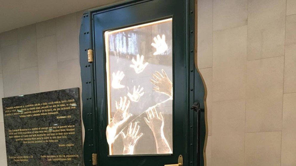 Pomník Wintonových dětí na Hlavním nádraží zničil vandal - 9