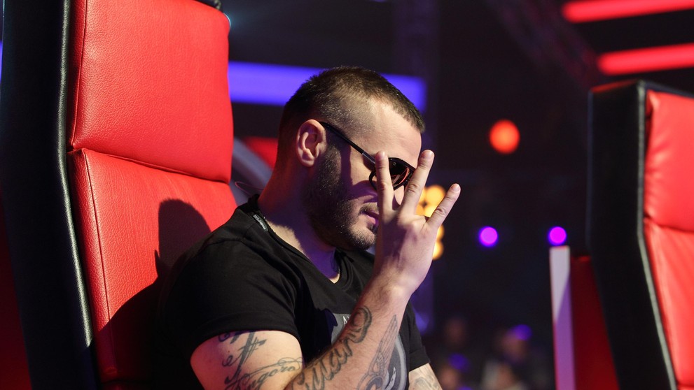 Rytmus a jedno z jeho typických gest, které předvádí nejen na pódiích při svých koncertech, ale už také ve svém koučovském křesle.