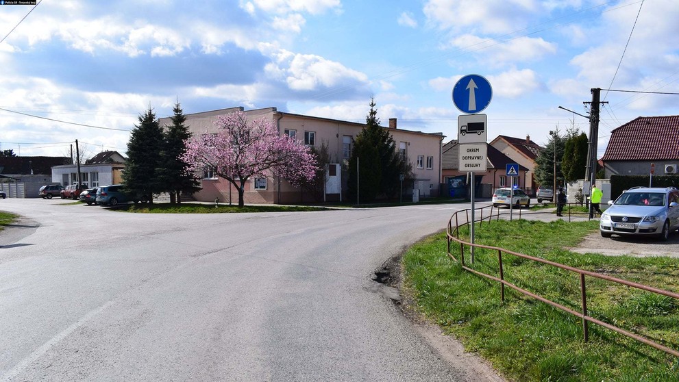 Dvouletá holčička vypadla za jízdy z auta - 6