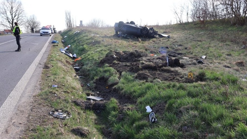 Řidič ve vysoké rychlosti naboural do betonové propusti (2)