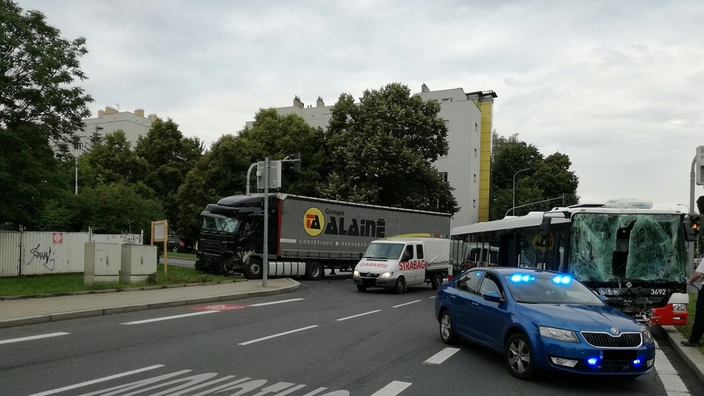 Srážka autobusu a kamionu v Praze - 1