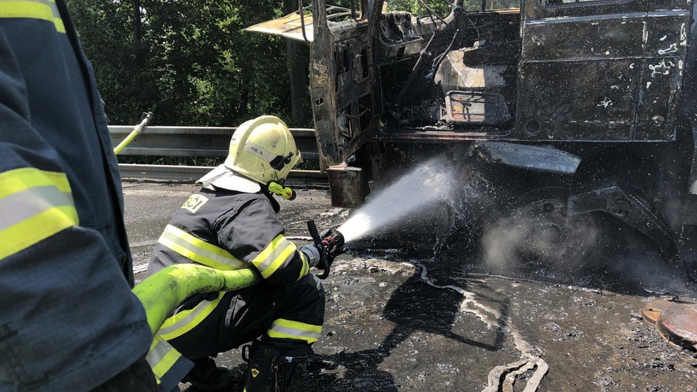 Nákladní vůz po srážce s motorkou shořel - 1