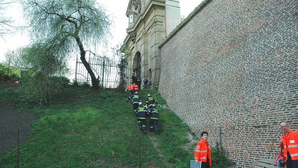 Záchranáři odnášejí zraněného mladíka