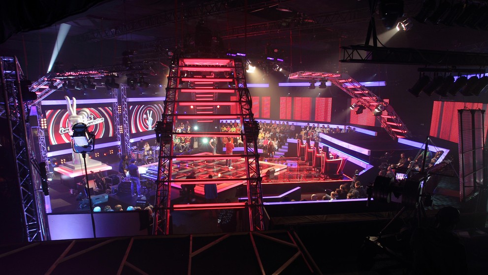 Tento pohled na stage televizní divák neuvidí. Je focen ze speciálního jeřábu.
