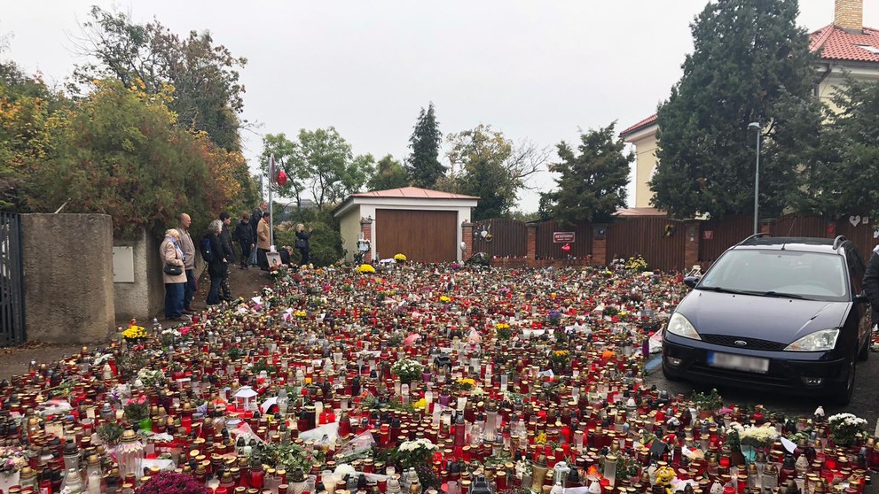 Lidé se na Bertramce loučí s Karlem Gottem - 3