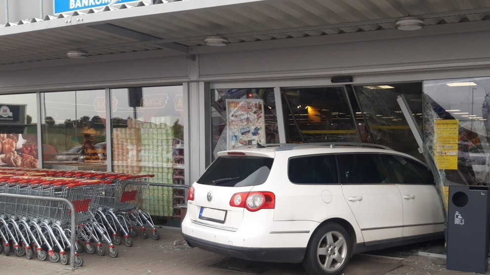 Auto vjelo do supermarketu (1)